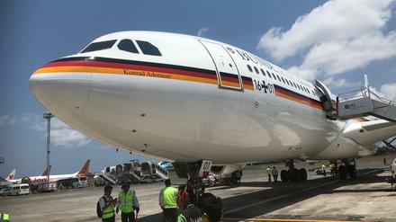Das Regierungsflugzeug „Konrad Adenauer“ steht auf dem Flughafen von Nusa Dua.