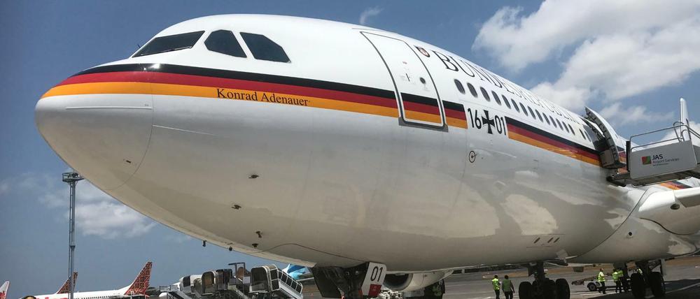 Das Regierungsflugzeug, der Airbus «Konrad Adenauer», steht auf dem Flughafen von Nusa Dua. Bundesfinanzminister Scholz musste sich eine andere Rückfluggelegenheit suchen. 
