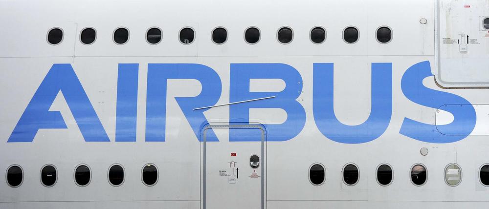 Der Airbus Schriftzug ist während der Luftfahrtausstellung in Farnborough auf einem A380 zu sehen. 
