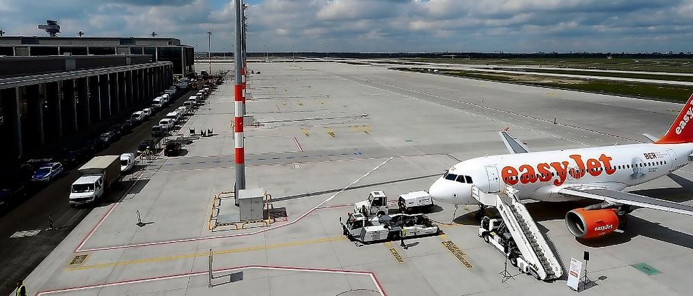 Der Easyjet Airbus "Willy Brandt" steht am Montag, den 23.04.2012, in Schönefeld bei Berlin auf dem neuen Hauptstadtflughafen vor dem Nordpier. Sollte da nicht bald ein Flughafen eröffnet werden?