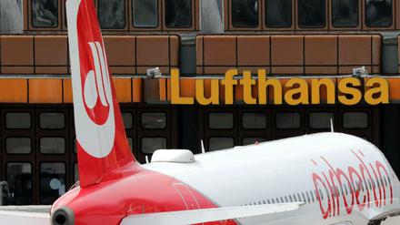 Eine Maschine der Air Berlin am Flughafen Tegel vor dem Lufthansa-Cargo-Terminal. (Archiv)