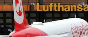 Eine Maschine der Air Berlin am Flughafen Tegel vor dem Lufthansa-Cargo-Terminal. (Archiv)