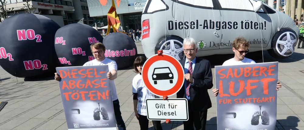 Aktionstag. Die Deutsche Umwelthilfe demonstrierte am vergangenen Donnerstag in Stuttgart mit einem aufblasbaren Automodell mit der Aufschrift "Diesel-Abgase töten!" 