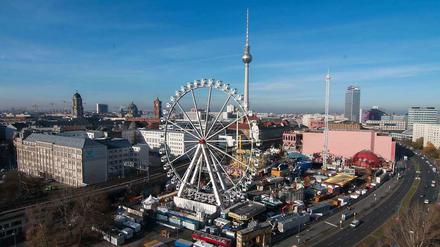 Rummel mit Rad. Am Berliner Einkaufszentrum Alexa ist der Aufbau des Weihnachtsmarktes in vollem Gang.