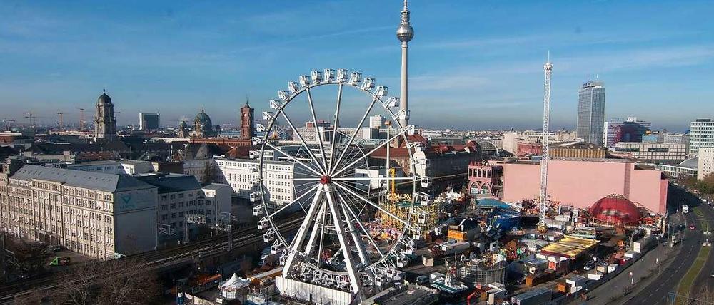 Rummel mit Rad. Am Berliner Einkaufszentrum Alexa ist der Aufbau des Weihnachtsmarktes in vollem Gang.