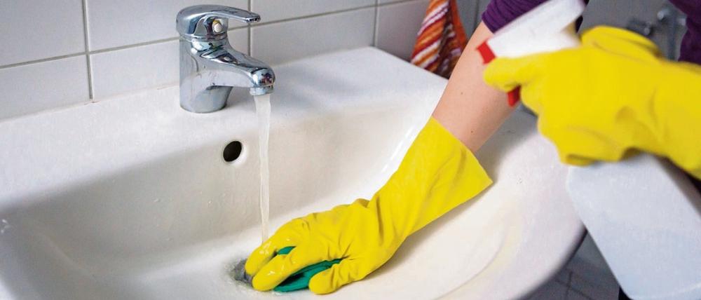 Putzfrauen sorgen in vielen Haushalten für Sauberkeit - arbeiten oft aber schwarz.