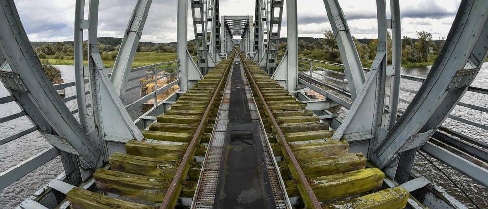 Die marode Eisenbahnbrücke "Europabrücke" über den deutsch-polnischen Grenzfluss Oder nahe Neurüdnitz im Oderbruch (Brandenburg), fotografiert im September 2017.
