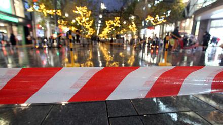 Am Abend vor dem Lockdown war die Einkaufsstraße und Fußgängerzone Zeil in der Innenstadt von Frankfurt gut besucht. In Erwartung eines Ansturms von Kunden hatte das Einkaufszentrum MyZeil mit rot-weißem Flatterband ein Personenleitsystem aufgebaut.