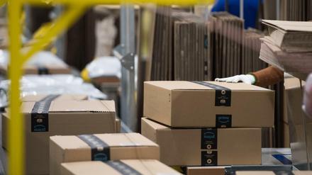 Amazon-Pakete auf einem Transportband
