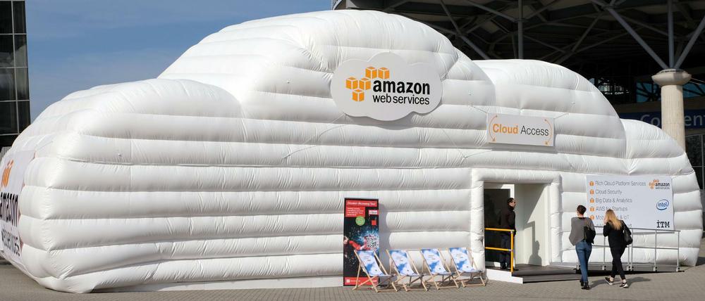 Luft raus. Mit diesem aufblasbaren Zelt in Form einer Wolke warb Amazon vor einem Jahr auf der CeBIT in Hannover für seine webservices.