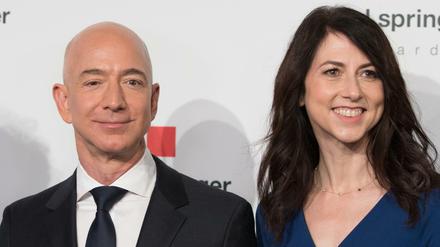 Amazon-Chef Jeff Bezos und seine Frau MacKenzie Bezos bei der Verleihung des Axel Springer Award in Berlin. 