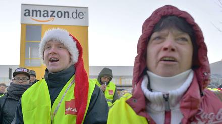 Weihnachtsmann in Warnweste. Bereits am Montag legten Beschäftigte in Leipzig die Arbeit nieder.