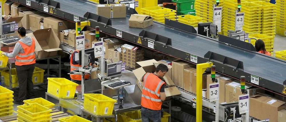 Die Verpackungsebene des Amazon-Logistikzentrums in Leipzig. Das Unternehmen hebt den Mindestbestellwert für kostenfreie Lieferung an.