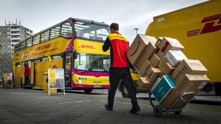 An mobilen Paketbussen konnten in Berlin im Dezember 2020 an verschiedenen Standorten im Rahmen eines Pilotprojektes Pakete abgeholt und abgegeben werden.