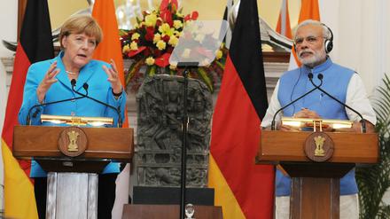 Angela Merkel (l.) und der indische Premierminister Narendra Modi (r.)