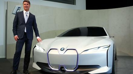 Die neue Generation. BMW-Chef Harald Krüger und der elektrische "i4", der 2021 auf den Markt kommen soll. 
