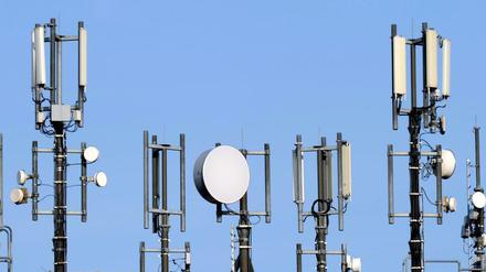 Antennen für Mobilfunk und UMTS stehen auf dem Dach eines Hochhauses am Kieler Blücherplatz. Auf der Auktion der Bundesnetzagentur wurden begehrte Frequenzen versteigert. 