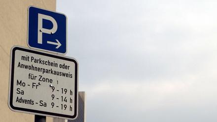Blau-weißes Schild für eine Anwohnerparkzone in Berlin.