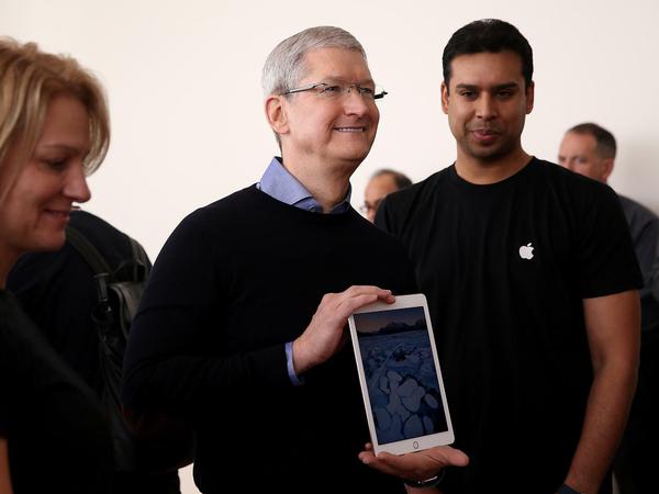 Tim Cook zeigt das neue Apple iPad Pro.