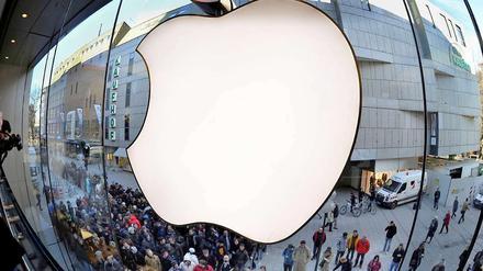 Käuferschlangen warten beim Verkaufsstart des Apple iPad 3 am 16. März 2012 vor einem Laden in der Münchner Innenstadt. Während der Wert von Facebook fast täglich auf neue Tiefstände fällt, ist Apple im Höhenflug. Die Aktien des iPhone- und iPad-Herstellers waren zum Wochenschluss so teuer wie noch nie.