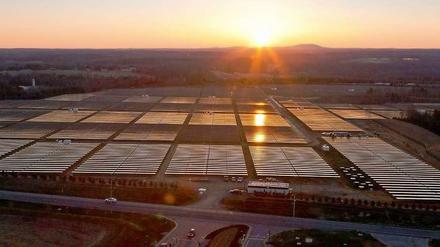 Apple nutzt Solarstrom. Die Luftaufnahme aus dem März 2013 zeigt die größte in den USA installierte Solar- und Brennstoffzellen-Anlage im US-Bundesstaat North Carolina. Die Anlage versorgt das Rechenzentrum des Computerkonzerns Apple in Maiden mit Solarstrom.