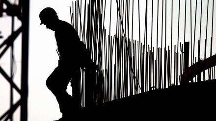 Silhouette eines Arbeiters auf einer Baustelle.