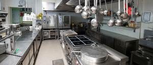 Die Küche eines Hotels, das den Betrieb wegen des Coronavirus auf ein Minimum reduziert hat, ist leer. 