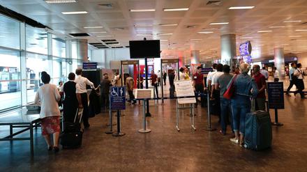 Passagiere warten an den Sicherheitsschaltern des Istanbuler Atatürk-Flughafens.