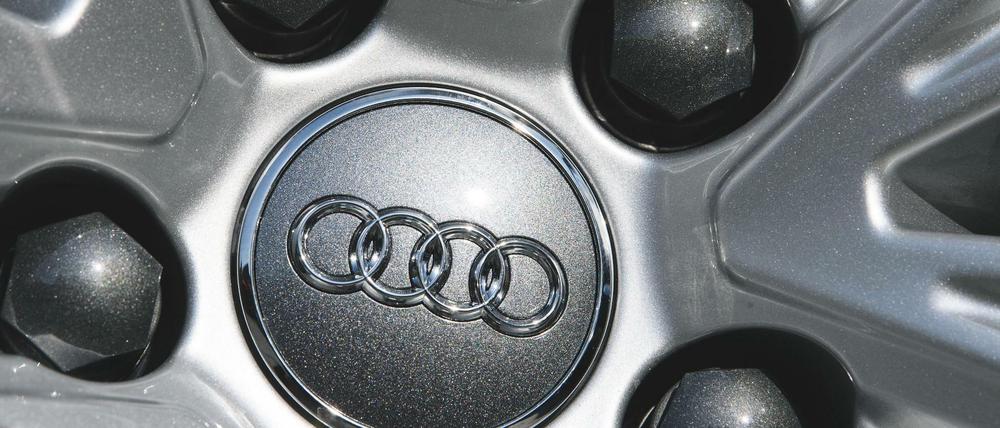 Das Logo des Autoherstellers Audi steht auf einer Felge.