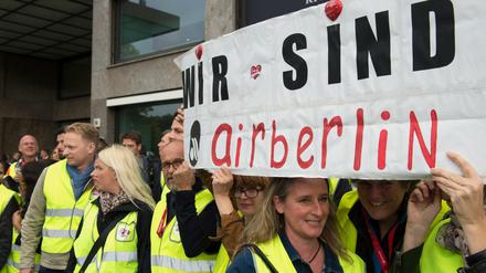 Proteste: Air-Berlin-Mitarbeiter suchen Jobs. 