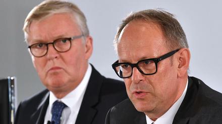 "Mit vielen Grüßen": Vorstandschef von Air Berlin Thomas Winkelmann (links) und Air Berlins Generalbevollmächtigter Frank Kebekus, hier bei einer Pressekonferenz Ende September 2017, haben den Mitarbeiterbrief unterschrieben.