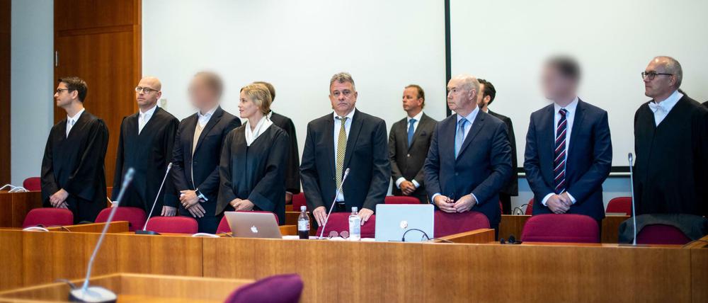 Am Mittwoch begann der erste Cum-Ex-Prozess in Bonn. Die Angeklagten wurden auf Anordnung des Gerichts auf den Fotos gepixelt.