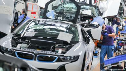 Montage des BMW i8: Das Geschäft mit E-Autos nimmt Fahrt auf. 