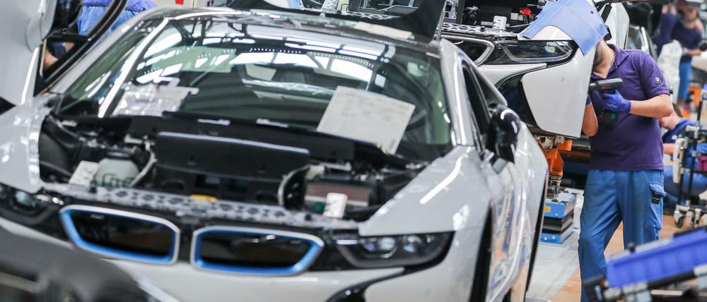 Montage des BMW i8: Das Geschäft mit E-Autos nimmt Fahrt auf. 
