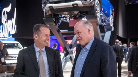VW-Chef Herbert Diess (l) und Ford-Chef Jim Hackett (r).