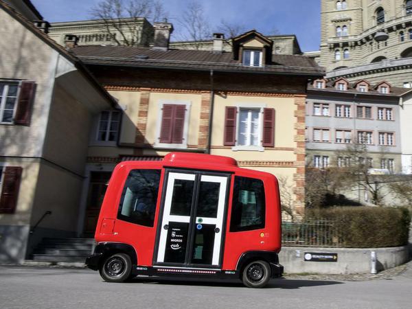Auch fürs autonome Fahren (hier ein fahrerloser Bus in Bern) braucht man KI. 