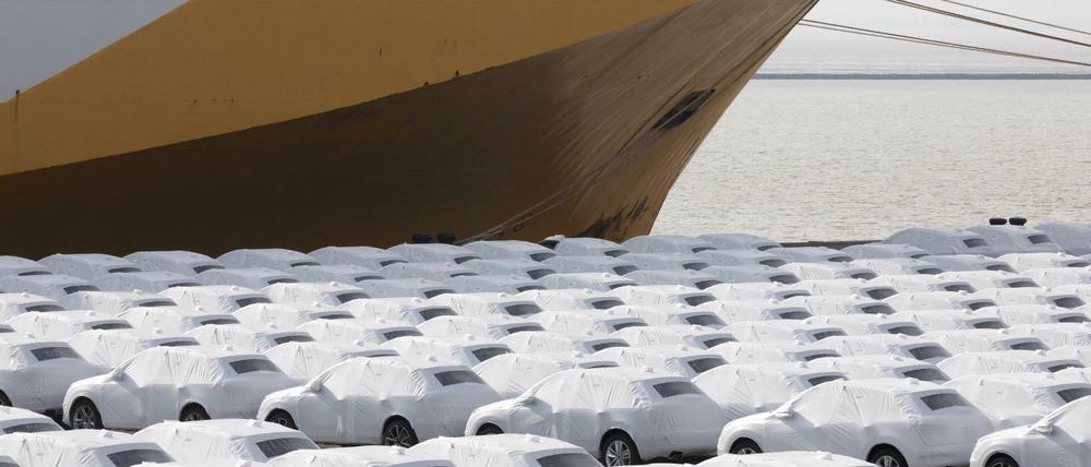 Nicht nur in Berlin. Der VW-Konzern hat bundesweit Stellflächen angemietet. Audi-Fahrzeuge stehen im Hafen von Emden zur Verschiffung bereit. 
