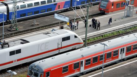 Die Lokführergewerkschaft GDL hat erneute Streiks bei der Bahn angedeutet.