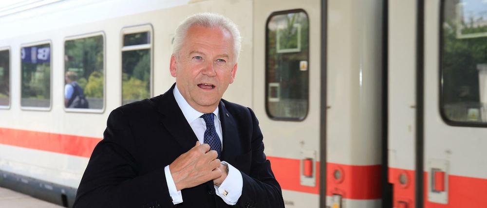 Der damalige Vorstandsvorsitzende der Deutschen Bahn AG, Rüdiger Grube, im August 2015 am Hauptbahnhof in Magdeburg.