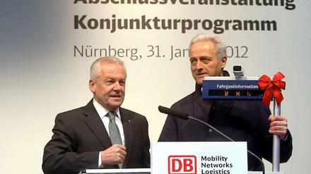 Mit roter Schleife, aber so manchem Mangel - Bahnchef Grube (l.) und Verkehrsminister Ramsauer freuen sich gemeinsam.