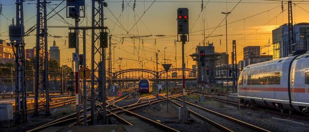 Das Netz für alle. FDP und Grüne würden die Schieneninfrastruktur der Deutschen Bahn unternehmerisch gerne stärker vom Betrieb trennen, um mehr Wettbewerb zu schaffen. 