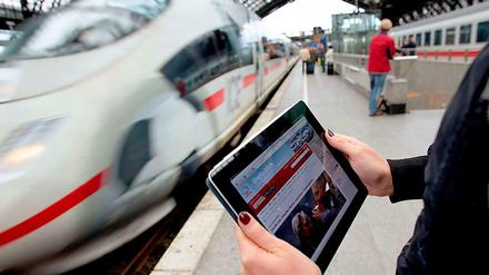 Netz in einem Zug. Sowohl in den Zügen als auch an den großen Bahnhöfen soll es bald schnelles Internet geben. Wer auf dem Land wohnt, hat indes oft das Nachsehen. 