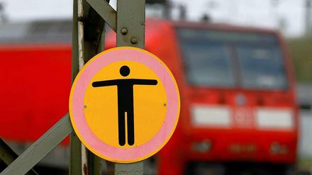 Die Lokführer wollen den Bahnverkehr in Deutschland ab Dienstagabend von 21 Uhr bis 6 Uhr mit einem Streik weitgehend lahmlegen. Vor allem Berufspendler dürften am Mittwochmorgen von dem Ausstand betroffen sein.