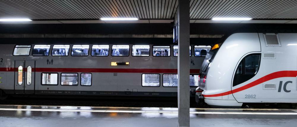 Züge stehen auf dem Hauptbahnhof in Hannover wegen eines Stellwerksausfalls stundenlang still
