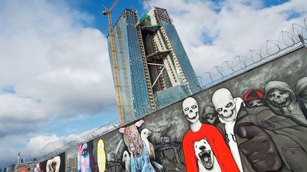 Monster, Schädel, Hahnenkampf: Bunte Graffiti-Kunstwerke zierenden den Bauzaun vor dem Neubau der Europäischen Zentralbank (EZB) in Frankfurt am Main.