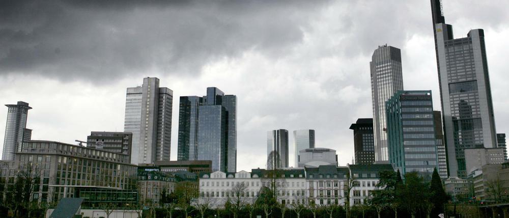 Dunkle Regenwolken hängen über der Skyline von Frankfurt am Main.