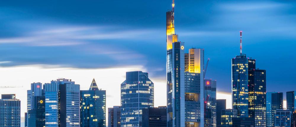 Abendlicht hinter der Commerzbank (mit gelber Beleuchtung am Turm) und der Bankenskyline von Frankfurt. 