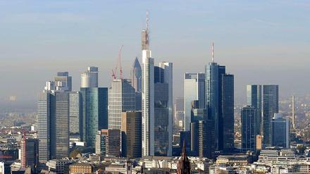 In der Mehrzahl der Frankfurter Bankentürme wird angeblich nicht über die Einführung von Strafzinsen für Verbraucher nachgedacht.