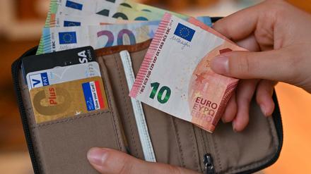 Viele Eurobanknoten stecken in einer Geldbörse (gestellte Aufnahme).