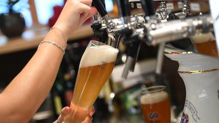 ARCHIV - 17.10.2020, Bayern, Altenau: Eine Bedienung zapft Bier in einem Wirtshaus. (zu dpa: «Bars und Kneipen in Bayern dürfen auch innen öffnen») Foto: +++ dpa-Bildfunk +++
